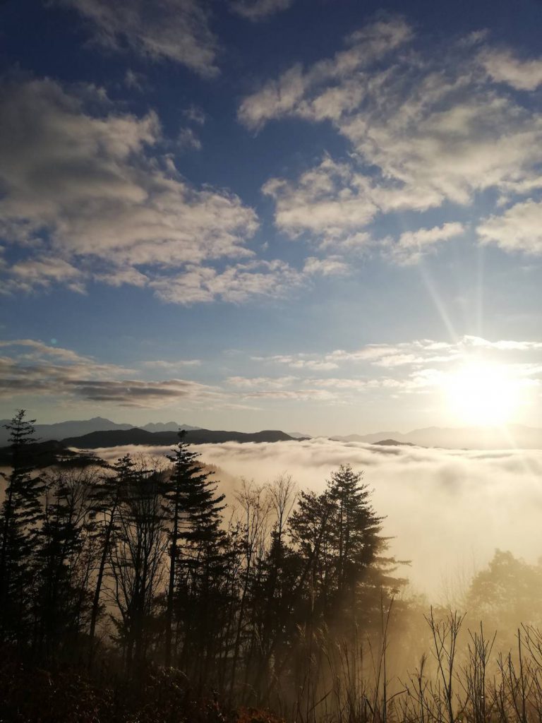早朝の飛騨古川へ～安峰山から雲海を望む～